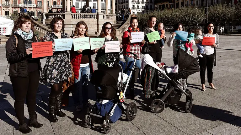 GRAF6906. PAMPLONA (ESPAÑA), 15/10/2018.-Un grupo de madres han grabado esta mañana en la Plaza del Castillo de Pamplona un vídeo exigiendo la devolución del IRPF en las prestaciones recibidas por maternidad en los últimos años. Además, este grupo de madres ha recogido ya unas 15.000 firmas de apoyo. El objetivo de estas iniciativas es "reclamar lo que creemos que es nuestro por derecho", porque el Tribunal Supremo "ha dicho que estas ayudas deben quedar exentas de tributación y creemos que aquí también deben serlo. Por mucho que haya una ley, las leyes se cambian cuando hace falta". EFE/Jesús Diges