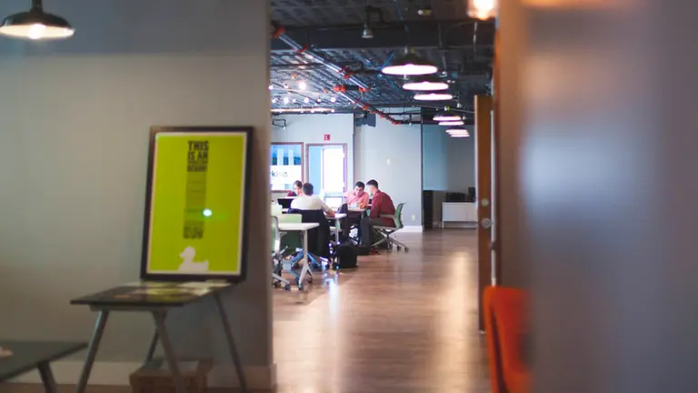 Imagen de una oficina con varios trabajadores manteniendo una reunión ARCHIVO