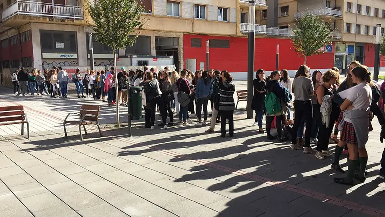 Colas para ser voluntario en la Cabalgata de los Reyes Magos de Pamplona AGP (9)