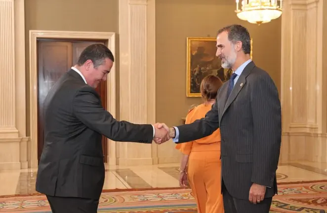 El decano de los procuradores de Navarra, Jaime Ubillos Minondo, saludo al rey Felipe VI. CEDIDA