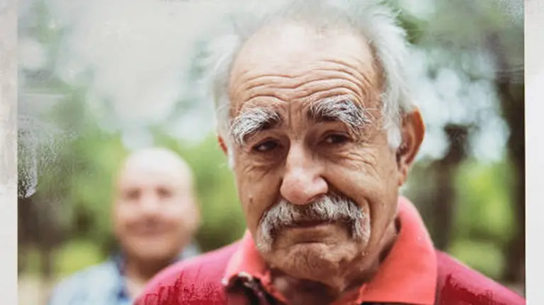 Cartel promocional de la película Mudar la piel.