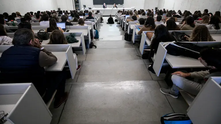 El director de Comunicación de Coca-Cola, Pelayo Benzanilla, y la directora de Marketing, Esther Morillas, dan una charla en la Facultad de Comunicación de la UN (39). IÑIGO ALZUGARAY