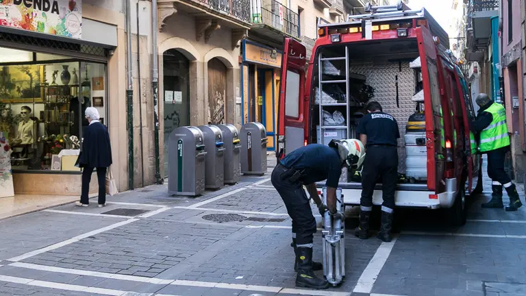 La Policía científica con la ayuda de Bomberos de Navarra han accedido a una vivienda de la calle Mayor de Pamplona para determinar las causas del incendio (12). IÑIGO ALZUGARAY