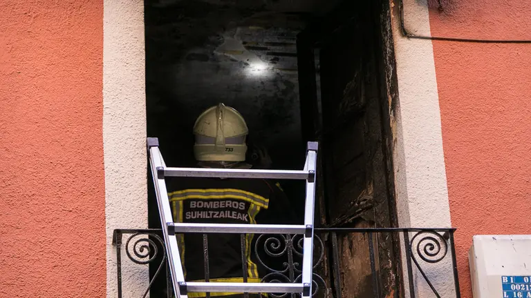 La Policía científica con la ayuda de Bomberos de Navarra han accedido a una vivienda de la calle Mayor de Pamplona para determinar las causas del incendio (24). IÑIGO ALZUGARAY