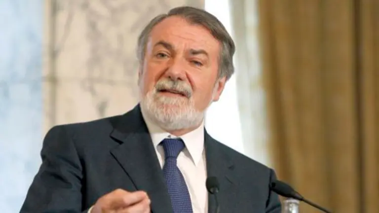 B1. Barcelona, 14/05/09.- El cabeza de lista del PP en las próximas elecciones europeas, Jaime Mayor Oreja, durante su intervención hoy en un desayuno informativo del Fórum Europa-Tribuna Catalunya. EFE/Julián Martín