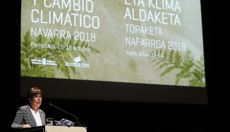 GRAF7671 PAMPLONA (NAVARRA) 16-10-2018.. La presidenta del Gobierno de Navarra, Uxue Barkos durante su intervención en la segunda jornada del encuentro "Mujeres y Cambio Climático. Navarra 2018", organizado por el Ejecutivo foral con el propósito de dar a conocer las aportaciones de las mujeres en este ámbito desde la política, la ciencia o el activismo activo y promover una reflexión ciudadana. EFE/Jesús Diges