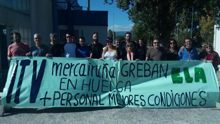 Pancarta a favor de la huelga en las instalaciones de la ITV de Mercairuña CEDIDA