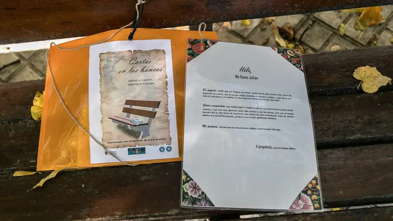 La campaña 'Cartas en los bancos' de Medicos del Mundo en el Paseo Sarasate acerca la realidad de personas migrantes y refugiadas que viven en Navarra (04). IÑIGO ALZUGARAY