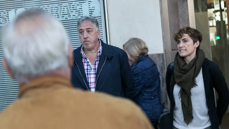 La comisión y la Gerencia de Urbanismo, con el alcalde Joseba Asiron a la cabeza, visitan las obras de corredor sostenible de Pío XII (07). IÑIGO ALZUGARAY