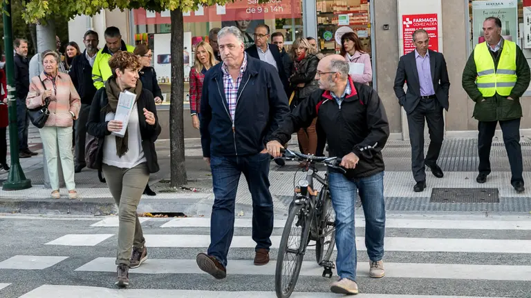 La comisión y la Gerencia de Urbanismo, con el alcalde Joseba Asiron a la cabeza, visitan las obras de corredor sostenible de Pío XII (10). IÑIGO ALZUGARAY