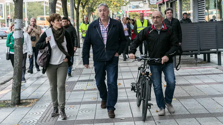 La comisión y la Gerencia de Urbanismo, con el alcalde Joseba Asiron a la cabeza, visitan las obras de corredor sostenible de Pío XII (13). IÑIGO ALZUGARAY