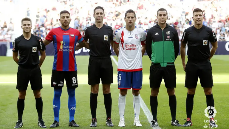 El árbitro Vicandi Garrido en el partido Rayo Majadahonda - Extremadura (1-4). La Liga.
