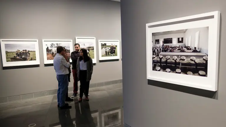 El artista Miguel Bergasa presenta una exposición de 40 fotografías tomadas durante sus visitas a lo largo de treinta años a la colonia menonita de Nueva Durango, en Paraguay. PABLO LASAOSA