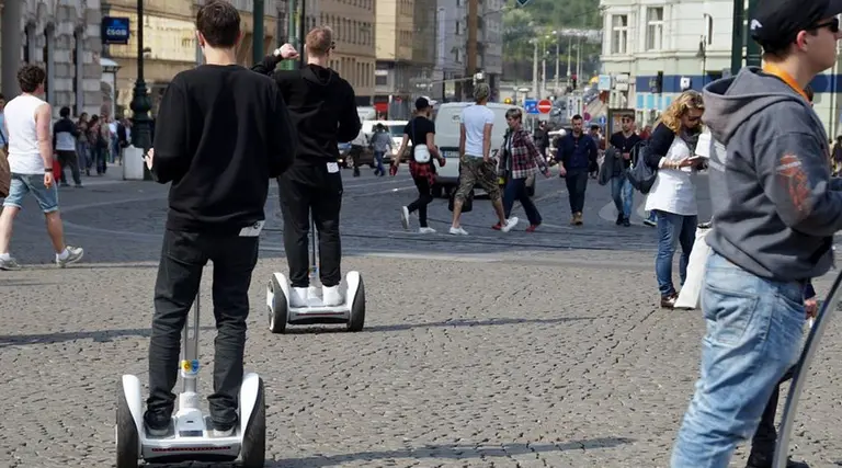 Imagen de varias personas en patinete eléctrico ARCHIVO