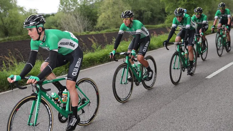 Ciclistas del equipo Caja Rural en carrera durante 2018. Cedida.