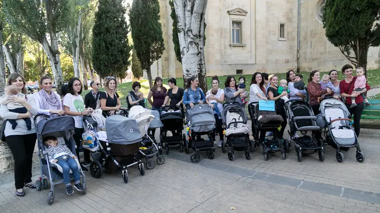 Un grupo de madres y padres que reclama la devolución del IRPF de prestaciones por maternidad graban un vídeo dentro de su campaña reivindicativa (13). IÑIGO ALZUGARAY