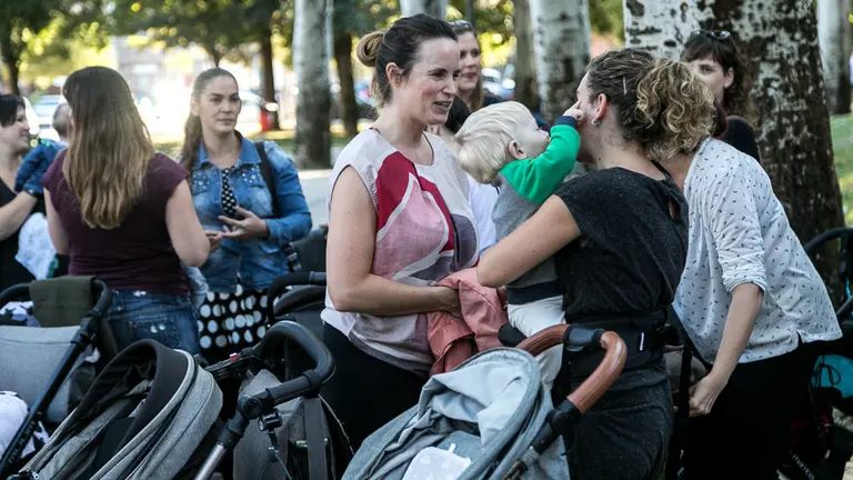 Un grupo de madres y padres que reclama la devolución del IRPF de prestaciones por maternidad graban un vídeo dentro de su campaña reivindicativa (21). IÑIGO ALZUGARAY
