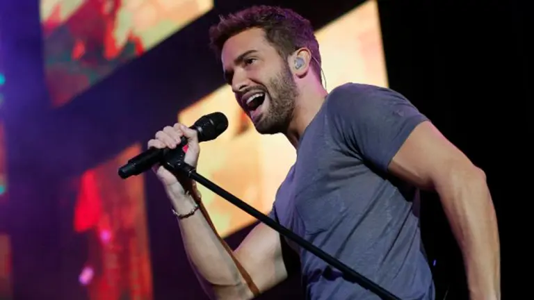 Pablo Alborán durante uno de sus conciertos. EFE / Alberto Martín