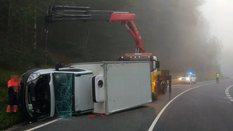 Vuelco de la furgoneta en Almandoz. GUARDIA CIVIL