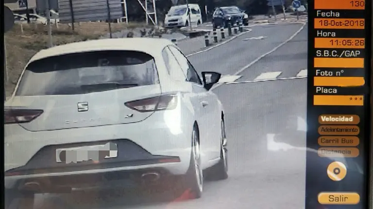 El vehículo multado por exceso de velocidad
