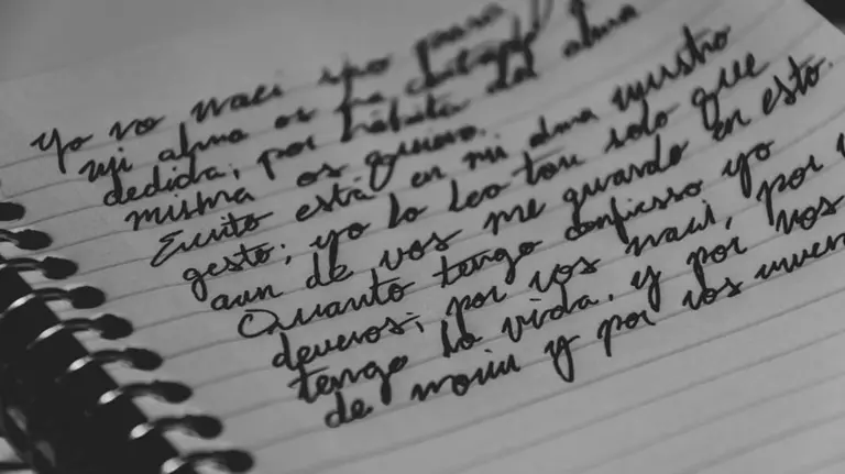 Imagen de un libro con poemas ARCHIVO