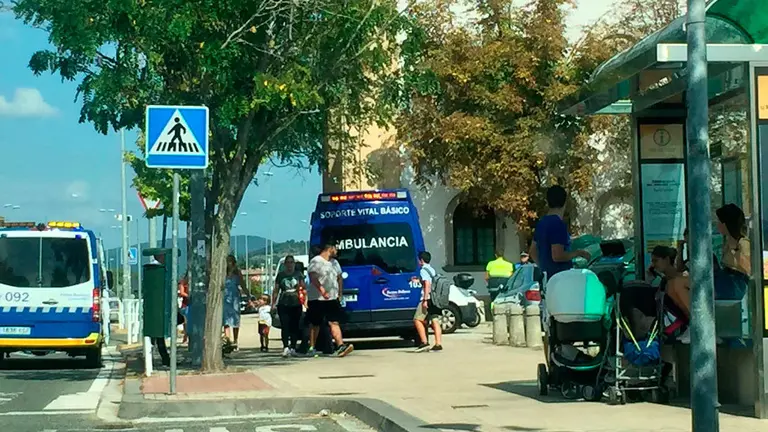 La Policía Municipal y una ambulancia atienden un accidente ocurrido en las inmediaciones del colegio Liceo Monjardín NAVARRACOM