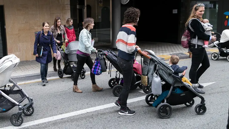 Una representación de las madres y padres que reclaman la devolución del IRPF de las prestaciones por maternidad se reúne con el Defensor del Pueblo de Navarra (02). IÑIGO ALZUGARAY