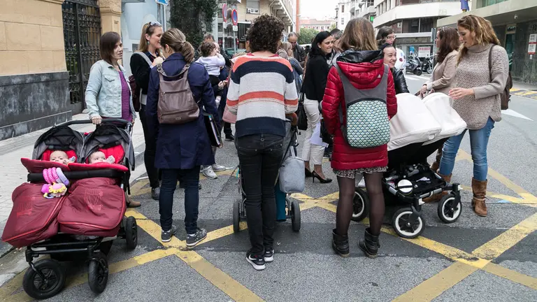 Una representación de las madres y padres que reclaman la devolución del IRPF de las prestaciones por maternidad se reúne con el Defensor del Pueblo de Navarra (06). IÑIGO ALZUGARAY