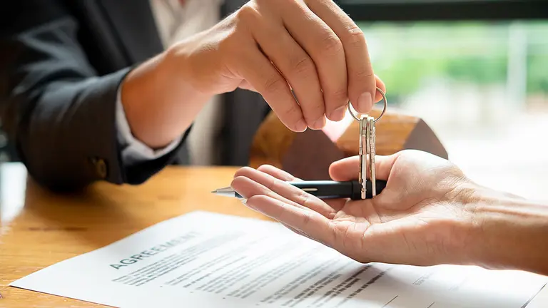 Imagen de archivo de un cliente firmando una hipoteca con el gestor de un banco. ARCHIVO