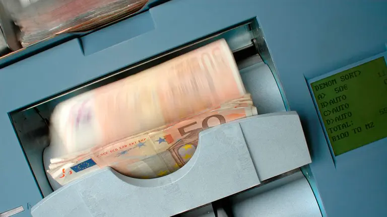 Imagen de una máquina empleada en bancos para contar billetes ARCHIVO