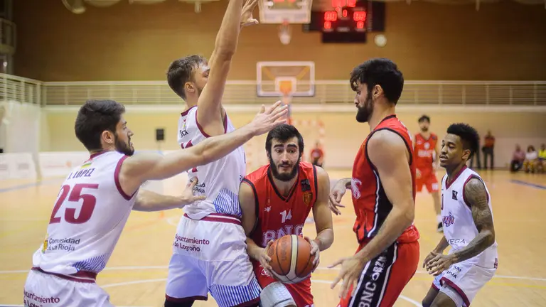 Partido entre Basket Navarra -  Bodegas Rioja en el Pabellón Arrosadía de Pamplona. PABLO LASAOSA 05