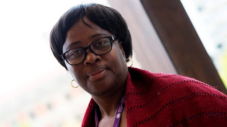 GRAF681. PAMPLONA, 20/10/2018.- La directora de programas de ONU Mujeres en Níger, Bèatrice Eyong, una de las ponentes que, desde el pasado jueves y hasta hoy, asiste al congreso internacional sobre violencias sexistas que, entre profesionales del ámbito del derecho, la comunicación, la investigación y el activismo y participantes, congrega en la capital navarra a 300 personas y que pretende analizar, prevenir y erradicar las violencias contra las mujeres. EFE/Iñaki Porto