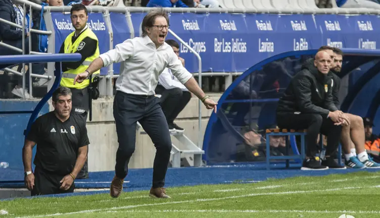 El entrenador del Oviedo durante el Oviedo-Osasuna.  LA LIGA 123