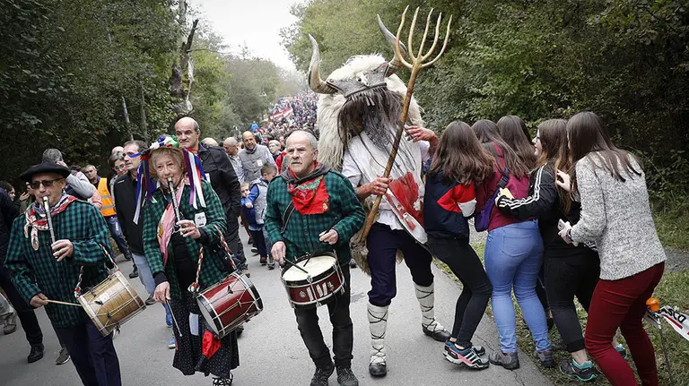 GRAF1561. ALSASUA (NAVARRA) 21/10/2018.- Decenas de miles de euskaltzales participan hoy en Alsasua en el Nafarroa Oinez 2018, la fiesta de las ikastolas de Navarra, que este año tiene el objetivo de recaudar fondos en apoyo al centro Iñigo Aritza y a cuyo acto de apertura han acudido, entre otras autoridades, la presidenta del Gobierno de Navarra, Uxue Barkos. . EFE/Villar López