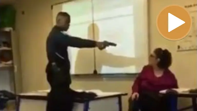 Un alumno apunta con una pistola a su profesora en Francia player TWITTER
