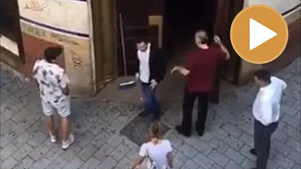 Un joven sale de un bar tras pasar la noche en él player TWITTER