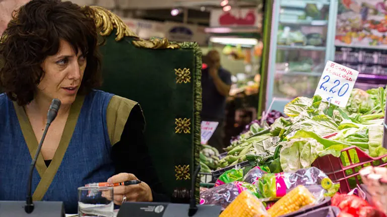 Imagen de la concejala Patricia Perales, delegada de Economía Local en Pamplona, junto a una fotografía de archivo del mercado del Ensanche FOTOMONTAJE