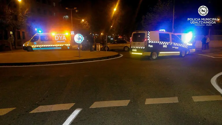 Accidente entre un ciclomotor y un coche en la rotonda de la avendia Monasterio de Urdax de Pamplona. 