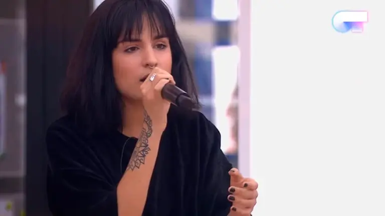 La navarra Natalia Lacunza durante el último pase de micros de la gala 5 de Operación Triunfo, en la que cantará Pienso en tu mirá junto a Julia RTVE