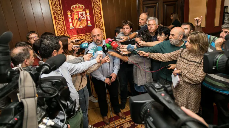 El delegado del Gobierno en Navarra, José Luis Arasti, anuncia la dimisión del jefe de la Policía Nacional en Navarra tras el escándalo de su cuenta en Twitter (03). IÑIGO ALZUGARAY