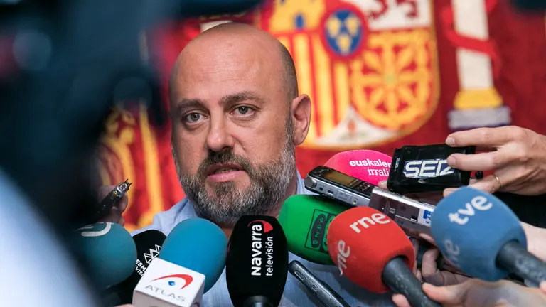 El delegado del Gobierno en Navarra, José Luis Arasti, anuncia la dimisión del jefe de la Policía Nacional en Navarra tras el escándalo de su cuenta en Twitter (04). IÑIGO ALZUGARAY