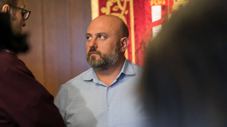 El delegado del Gobierno en Navarra, José Luis Arasti, anuncia la dimisión del jefe de la Policía Nacional en Navarra tras el escándalo de su cuenta en Twitter (17). IÑIGO ALZUGARAY