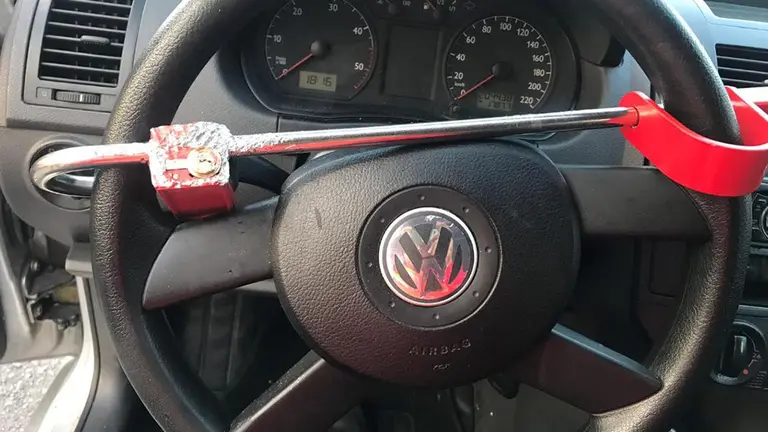 Imagen del cepo dañado por el conductor borracho TWITTER POLICÍA FORAL