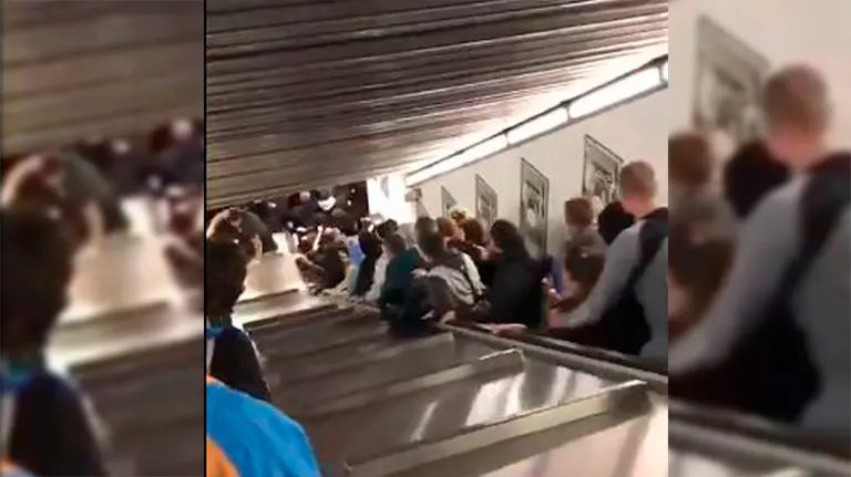 Escaleras mecánicas en el metro de Roma TWITTER