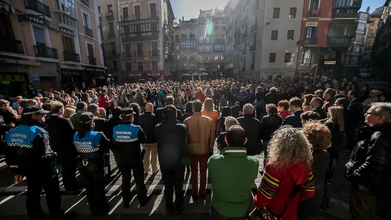 Concentración silenciosa en la plaza del Ayuntamiento de Pamplona por la muerte de una mujer a consecuencia de las heridas sufridas en un incendio, causado presuntamente por su pareja. IÑIG (2)
