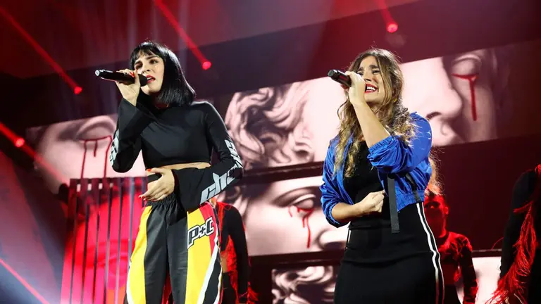 La pamplonesa Natalia junto a Julia durante la interpretación de Pienso en tu mirá en la gala 5. JOSÉ IRÚN TVE