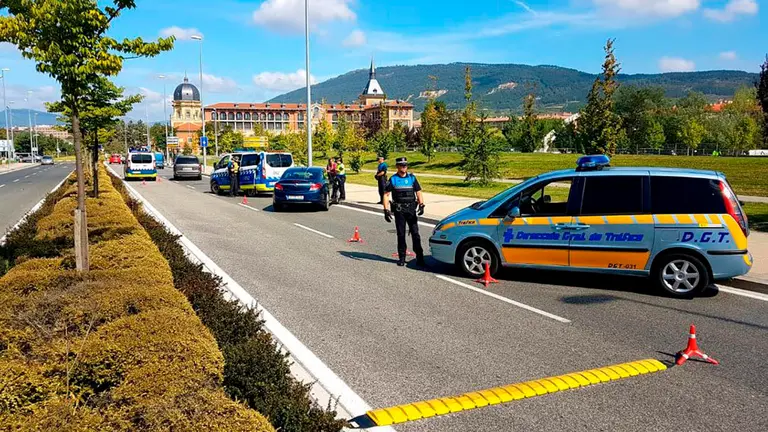 Control de tráfico de los agentes municipales en la zona de Trinitarios del barrio de la Rochapea de Pamplona. Foto: POLICÍA MUNICIPAL DE PAMPLONA