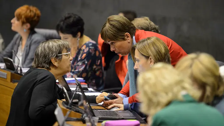 Marisa de SImón, de Izquierda Ezkerra (i) habla con Uxue Barkos, presidenta del Gobierno de Navarra. PABLO LASAOSA
