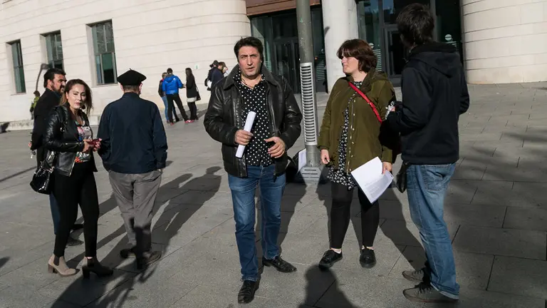 La Federación de Asociaciones Gitanas de Navarra Gaz Kaló y SOS Racismo comentan el juicio por la denegación de acceso a una persona a un bar del Casco Viejo de Pamplona (01). IÑIGO ALZUGARAY