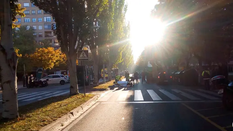 Los agentes de Policía Municipal y los servicios sanitarios socorren al padre e hija atropellados en un paso de peatones en la calle Iturrama de Pamplona. POLICÍA MUNICIPAL